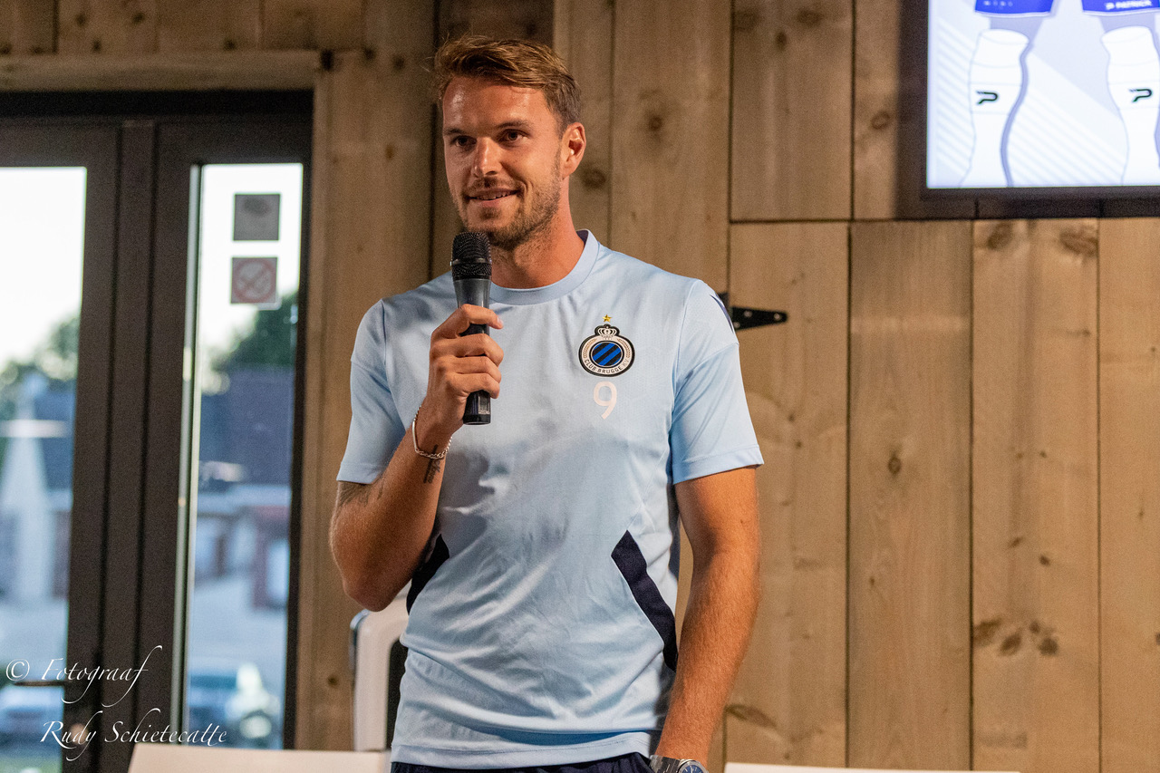 Lennart Mertens giving an interview with a handheld microphone